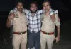 हत्या का वांछित आरोपी पुलिस मुठभेड़ में गिरफ्तार, पैर में लगी गोली