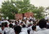 Shravasti News: नवोदय विद्यालय में खाने में कीड़े मिलने का आरोप, छात्रों ने शुरू की भूख हड़ताल; हॉस्टल की छत पर प्रदर्शन