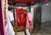 बलिया में प्राचीन पचेव देवी मंदिर से चांदी का मुकुट और छतरी चोरी, CCTV में कैद हुए नकाबपोश चोर