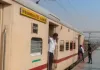 बलिया रेलवे स्टेशन पर गरीब नवाज एक्सप्रेस का कोच अटेंडेंट 30 बोतल शराब के साथ गिरफ्तार