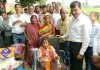 बलिया: एक पैर से जिंदगी की चुनौतियों का सामना कर रही रागिनी की मदद को पहुंचे डीएम, पढ़ाई के लिए दी किताबें और ट्राईसाइकिल