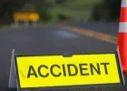 Chandauli News: तेज रफ्तार ट्रेलर की टक्कर से खड़े ट्रक में हादसा, खलासी की मौत, चालक गंभीर घायल