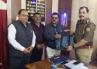 बलिया: प्रधानाध्यापक का सड़क पर गिरा बैग पुलिस ने आधे घंटे में किया बरामद, कोतवाल की सराहना