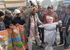 UP: बांग्लादेश में हिंदू युवक की हत्या के विरोध में प्रदर्शन, प्रधानमंत्री का पुतला फूंका