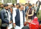 बलिया में जरूरतमंदों के चेहरों पर लौटी मुस्कान, 500 लोगों को बांटे गए कंबल