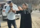 सीतापुर में दंपती के बीच सड़क पर विवाद, शिक्षक और पत्नी आमने-सामने; वीडियो वायरल
