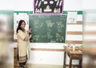 International Women’s Day : शिक्षिका संगीता सिंह ने AI से बदला क्लासरूम का माहौल, दीवारों पर बनाए 3D दृश्य