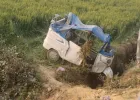 Ballia News : खाई में गिरा अनियंत्रित ऑटो, मां की मौत, दो बेटियां घायल