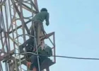 शादी की जिद में मोबाइल टावर पर चढ़ी युवती, घंटों चला हाईवोल्टेज ड्रामा