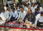 प्रधानमंत्री की अपील के विरोध में लखनऊ में सर्राफा व्यापारियों का सांकेतिक धरना