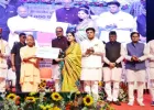 बढ़े मानदेय का चेक पाकर भावुक हुए अनुदेशक, बोले- पहली बार मिला सम्मान और सुरक्षा