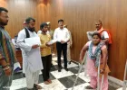 जनसुनवाई में डीएम ने दिव्यांगजनों को वितरित किए सहायक उपकरण