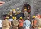Lucknow Fire Tragedy: 45 मिनट की देरी पर उठे सवाल, पुलिस ने तोड़ी दीवारें, रेस्क्यू में बचाईं कई जिंदगियां