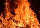 Ballia News : चूल्हे की चिंगारी से लगी आग, तीन झोपड़ियां और दो करकट के मकान जलकर राख