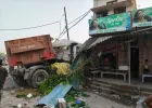 Mau-Rasra Road Accident : तेज रफ्तार ट्रेलर दुकानों में घुसा, लाखों की संपत्ति नष्ट, चालक घायल