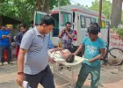 Barabanki News: ऑटो और बाइक की आमने-सामने भिड़ंत, गड्ढे में पलटा सीएनजी ऑटो; महिला समेत छह घायल