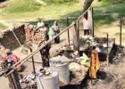 खाना बनाते समय लगी आग, चार झोपड़ियां राख; दो लाख नकदी समेत गृहस्थी का सामान स्वाहा