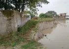 बलिया में सरयू का कहर: कई मकान नदी में समाए, सैकड़ों परिवारों पर मंडराया संकट; कटान पीड़ितों का धरना जारी