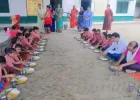 बलिया: बच्चों के साथ जमीन पर बैठकर BEO ने चखा मिड-डे-मील, शिक्षा व्यवस्था का लिया जायजा