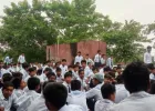Shravasti News: नवोदय विद्यालय में खाने में कीड़े मिलने का आरोप, छात्रों ने शुरू की भूख हड़ताल; हॉस्टल की छत पर प्रदर्शन