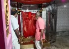 बलिया में प्राचीन पचेव देवी मंदिर से चांदी का मुकुट और छतरी चोरी, CCTV में कैद हुए नकाबपोश चोर