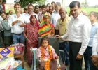 बलिया: एक पैर से जिंदगी की चुनौतियों का सामना कर रही रागिनी की मदद को पहुंचे डीएम, पढ़ाई के लिए दी किताबें और ट्राईसाइकिल