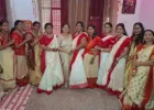बलिया में बंगाल के रंग में रंगा नवरात्रि उत्सव, महिलाओं ने किया धुनुची नृत्य और सिंदूर खेला