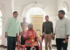 बलिया: जनसुनवाई में दिव्यांग की फरियाद पर डीएम ने तत्काल दिलाई ट्राईसाइकिल