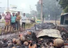 बलिया: मझौवां में अराजक तत्वों ने दो जगह लगाई आग, कई झोपड़ियां और हजारों का सामान जलकर राख