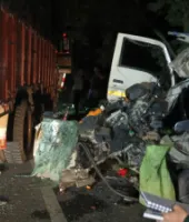 पीलीभीत: असम हाईवे पर ट्रक, पिकअप और डीसीएम की जोरदार टक्कर, तीन की मौत, एक गंभीर घायल