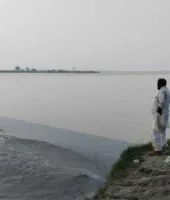 UP News: पत्नी ने फांसी लगाकर दी जान, तो सदमे में शारदा नदी में कूद गया पति, NDRF की तलाश जारी