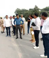 बलिया की सड़कों पर रफ्तार बढ़ी: डीएम ने किया चौड़ीकरण कार्य का निरीक्षण, दिए जरूरी निर्देश