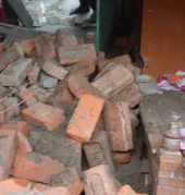 बलिया में हादसा: बारिश के बीच गिरी दीवार, मलबे में दबे तीन किशोर, दो की हालत गंभीर