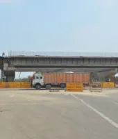 नवदिया झादा पुल निर्माण से बढ़ी राहगीरों की परेशानी: आधा किलोमीटर का लंबा चक्कर, धूल-मिट्टी बनी नई मुसीबत