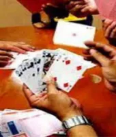 वाराणसी में जुआ खेलने के विवाद में बवाल, पुलिस पर पथराव, पांच गिरफ्तार