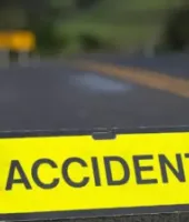 Chandauli News: तेज रफ्तार ट्रेलर की टक्कर से खड़े ट्रक में हादसा, खलासी की मौत, चालक गंभीर घायल