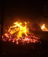 <span class="text-orange">बाराबंकी में भीषण आग का कहर: </span> तीन घर राख, मासूम गंभीर रूप से झुलसी