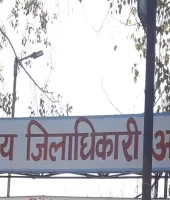 UP News: जीवित महिला को जारी हुआ मृत्यु प्रमाणपत्र, 2022 से अफसरों के चक्कर लगा रहे मां–बेटा