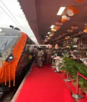 Varanasi News : वंदे भारत ट्रेन के संचालन पर वाराणसी की महिलाओं ने जताई खुशी, कहा.. प्रधानमंत्री मोदी देश के शेर हैं