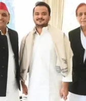 Lucknow Breaking : बेटे अब्दुल्ला संग अखिलेश यादव से मिलने पहुंचे आजम खां, बोले.. “आधी सदी का रिश्ता है, टूटने में भी सदियां लगेंगी”