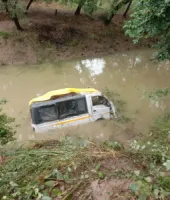 Ballia News : पानी भरे गड्ढे में गिरी अनियंत्रित मैजिक, पति-पत्नी व बेटियों समेत 6 घायल