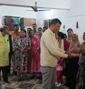 Ballia News : नौकरी के 10 साल पूरे होने पर बेलहरी के शिक्षकों ने खास अंदाज़ में मनाई खुशियां