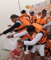 Ballia News: गंगा नदी में छोड़ी गई 2 लाख मछलियों की अंगुलिकाएं