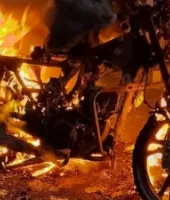 Jaunpur News : चलती बाइक में लगी आग, एक युवक गंभीर रूप से झुलसा, दोस्त भी घायल, अस्पताल में भर्ती