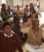 बलिया: वेतन और बोनस की मांग पर नगर पालिका कर्मचारियों ने दफ्तर में की तालाबंदी