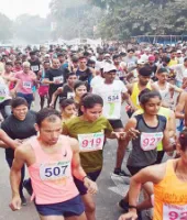 Prayagraj News : इंदिरा मैराथन में धावकों ने एक साथ लगाई दौड़, आयुक्त और डीएम ने हरी झंडी दिखाकर किया शुभारंभ