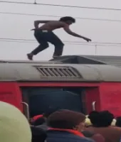 प्रतापगढ़: चलती ट्रेन की छत पर चढ़े युवक की बची जान, बिजली आपूर्ति रोककर रेलवे ने किया रेस्क्यू