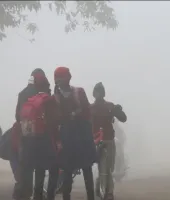 बलिया में कड़ाके की ठंड जारी, सर्द हवाओं से बढ़ी गलन; जनजीवन प्रभावित