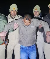 Azamgarh News: आजमगढ़ में पुलिस-बदमाश मुठभेड़, दो गिरफ्तार, एक घायल; एक अंधेरे का फायदा उठाकर फरार