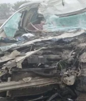 सुलतानपुर में पूर्वांचल एक्सप्रेसवे पर भीषण हादसा : खड़े ट्रक में जा घुसी कार, तीन की मौत, सात घायल